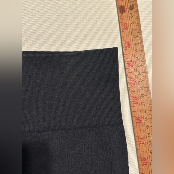 Lululemon Black Cropped Leggings - Picture 3 of 6